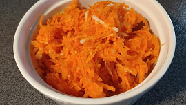 Salát z mrkve, jablek a citronu