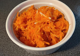 Salát z mrkve, jablek a citronu