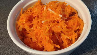 Salát z mrkve, jablek a citronu