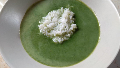 Špenátová polévka s mlékem, ryža ako vložka