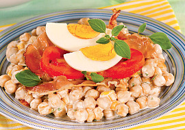 Cizrnový salát se slaninou a vejcem