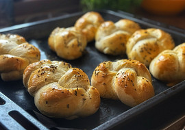 Domácí houstičky (Posypáno kmínem, vynikající.)