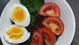 Jednoduchý salát z čočky beluga