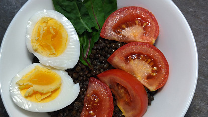 Jednoduchý salát z čočky beluga