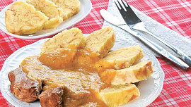 Jemné pražské knedlíky s falešnou svíčkovou omáčkou