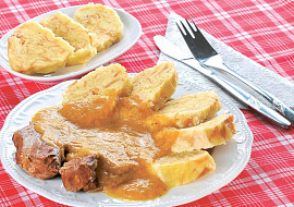 Jemné pražské knedlíky s falešnou svíčkovou omáčkou