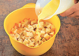 Jemné pražské knedlíky s falešnou svíčkovou omáčkou