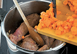 Jemné pražské knedlíky s falešnou svíčkovou omáčkou