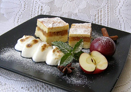 Křehký jablkový koláč s ořechy