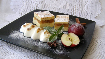 Křehký jablkový koláč s ořechy