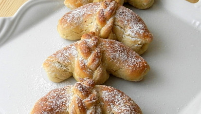 Kynuté rohlíčky s copánkem  plněné tvarohem a povidly