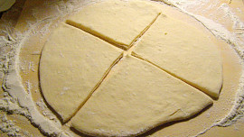 Kynuté rohlíčky s copánkem  plněné tvarohem a povidly