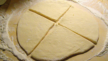 Kynuté rohlíčky s copánkem  plněné tvarohem a povidly