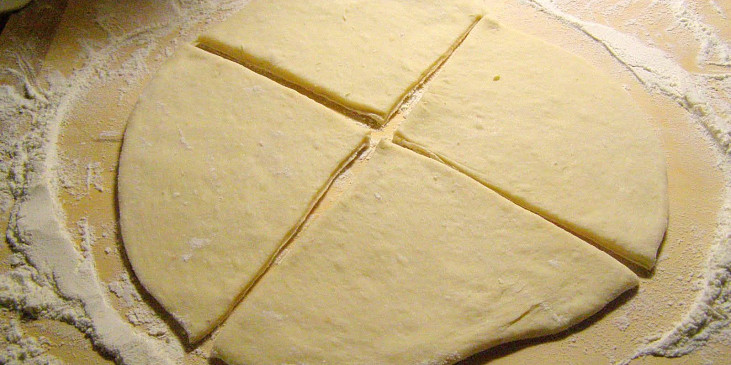 Kynuté rohlíčky s copánkem  plněné tvarohem a povidly