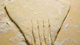 Kynuté rohlíčky s copánkem  plněné tvarohem a povidly