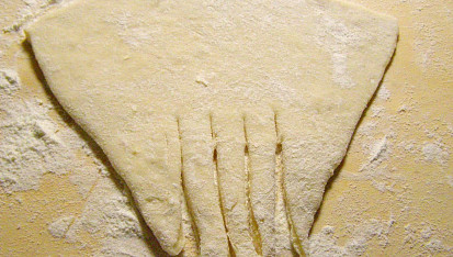 Kynuté rohlíčky s copánkem  plněné tvarohem a povidly