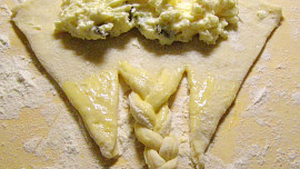 Kynuté rohlíčky s copánkem  plněné tvarohem a povidly