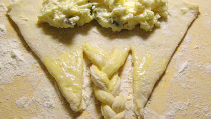 Kynuté rohlíčky s copánkem  plněné tvarohem a povidly