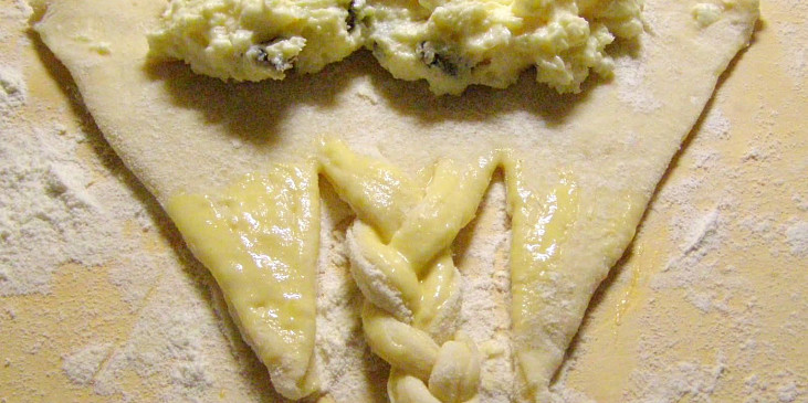 Kynuté rohlíčky s copánkem  plněné tvarohem a povidly