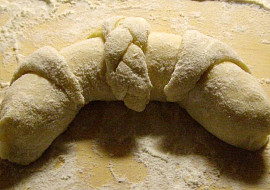 Kynuté rohlíčky s copánkem  plněné tvarohem a povidly