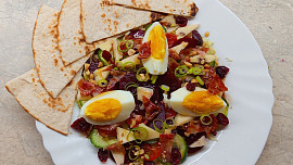 Sladkokyselý salát z červené řepy se slaninou, vejci a ořechy