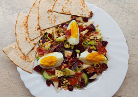 Sladkokyselý salát z červené řepy se slaninou, vejci a ořechy