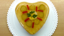 Slavnostní vaječná tlačenka ve tvaru srdíčka