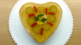 Slavnostní vaječná tlačenka ve tvaru srdíčka