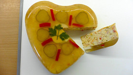 Slavnostní vaječná tlačenka ve tvaru srdíčka