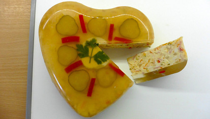 Slavnostní vaječná tlačenka ve tvaru srdíčka