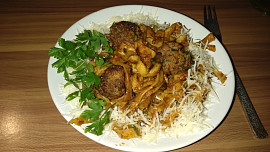 Tagliatelle s pikantními masovými kuličkami