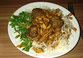 Tagliatelle s pikantními masovými kuličkami