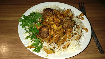 Tagliatelle s pikantními masovými kuličkami