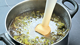 Brokolicová polévka s řapíkatým celerem