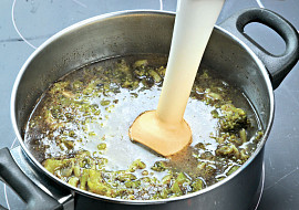 Brokolicová polévka s řapíkatým celerem