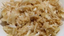 Celerovo jablečný salát