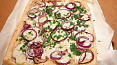 Koláč s balkánem a s červenou cibulí