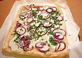 Koláč s balkánem a s červenou cibulí