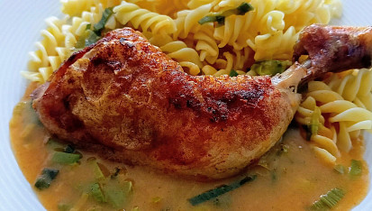 Kuřecí stehna na špeku a pórku