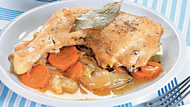 Kuřecí stehna v cibulovém hnízdě