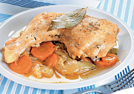 Kuřecí stehna v cibulovém hnízdě