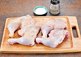 Kuřecí stehna v cibulovém hnízdě