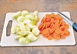 Kuřecí stehna v cibulovém hnízdě