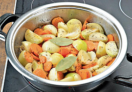 Kuřecí stehna v cibulovém hnízdě