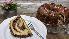 Kynutá bábovka s marcipánovou náplní