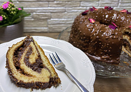 Kynutá bábovka s marcipánovou náplní