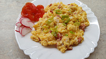 Míchaná vejce se sýrem a uzeninou