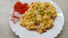 Míchaná vejce se sýrem a uzeninou