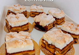 Porcovaná žemlovka s jablky a tvarohem, zapečená se sněhem