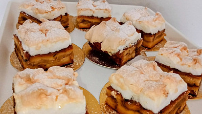 Porcovaná žemlovka s jablky a tvarohem, zapečená se sněhem